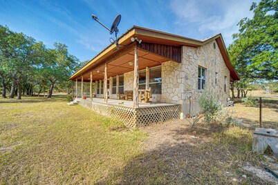 Pet-Friendly Hill Country Retreat w/ Deck!