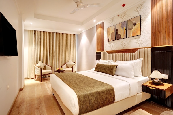 Executive Room | Desk, laptop workspace, blackout drapes, soundproofing