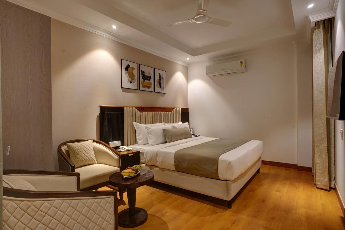 Deluxe Room | Desk, laptop workspace, blackout curtains, soundproofing