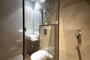 Suihku, ilmaiset hygieniatuotteet, hiustenkuivaaja, tohvelit