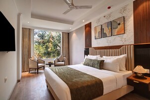 Executive Room | Desk, laptop workspace, blackout drapes, soundproofing