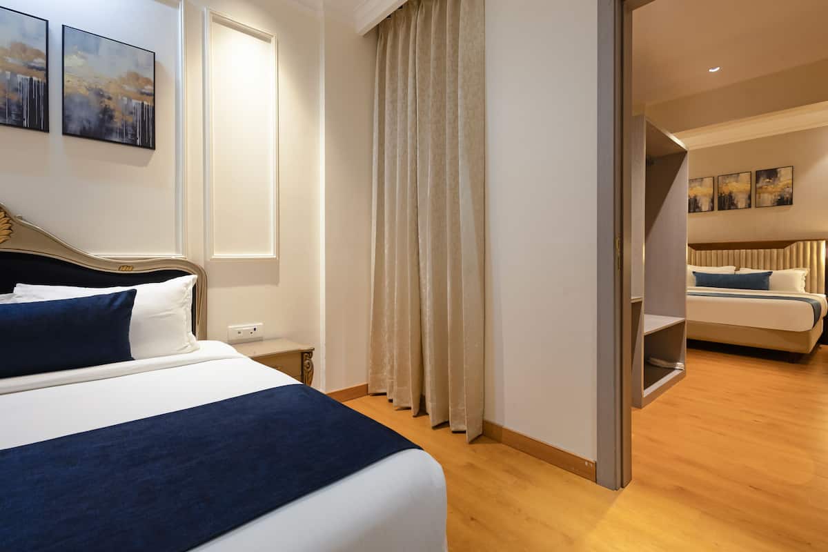 Family Suite (Interconnected Room) | Una scrivania, postazione laptop, tende oscuranti, insonorizzazione