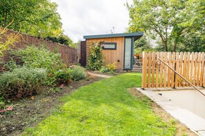 Property grounds - Beautifully presented dog friendly holiday cottage - River Cottage (Winchcombe)