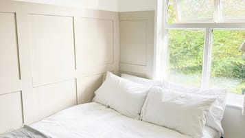 2 habitaciones, tabla de planchar con plancha, internet y ropa de cama