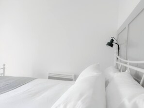 2 bedrooms, iron/ironing board, internet, bed sheets - Entire 2 Bedroom House 7m To Station (Barnet)