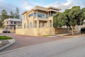 Exterior - Located in the Mindarie Marina a Luxury House in a Perfect Location (Mindarie)