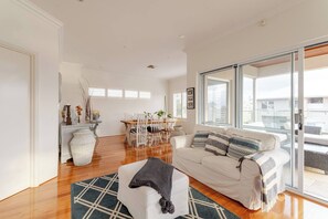 TV - Located in the Mindarie Marina a Luxury House in a Perfect Location (Mindarie)