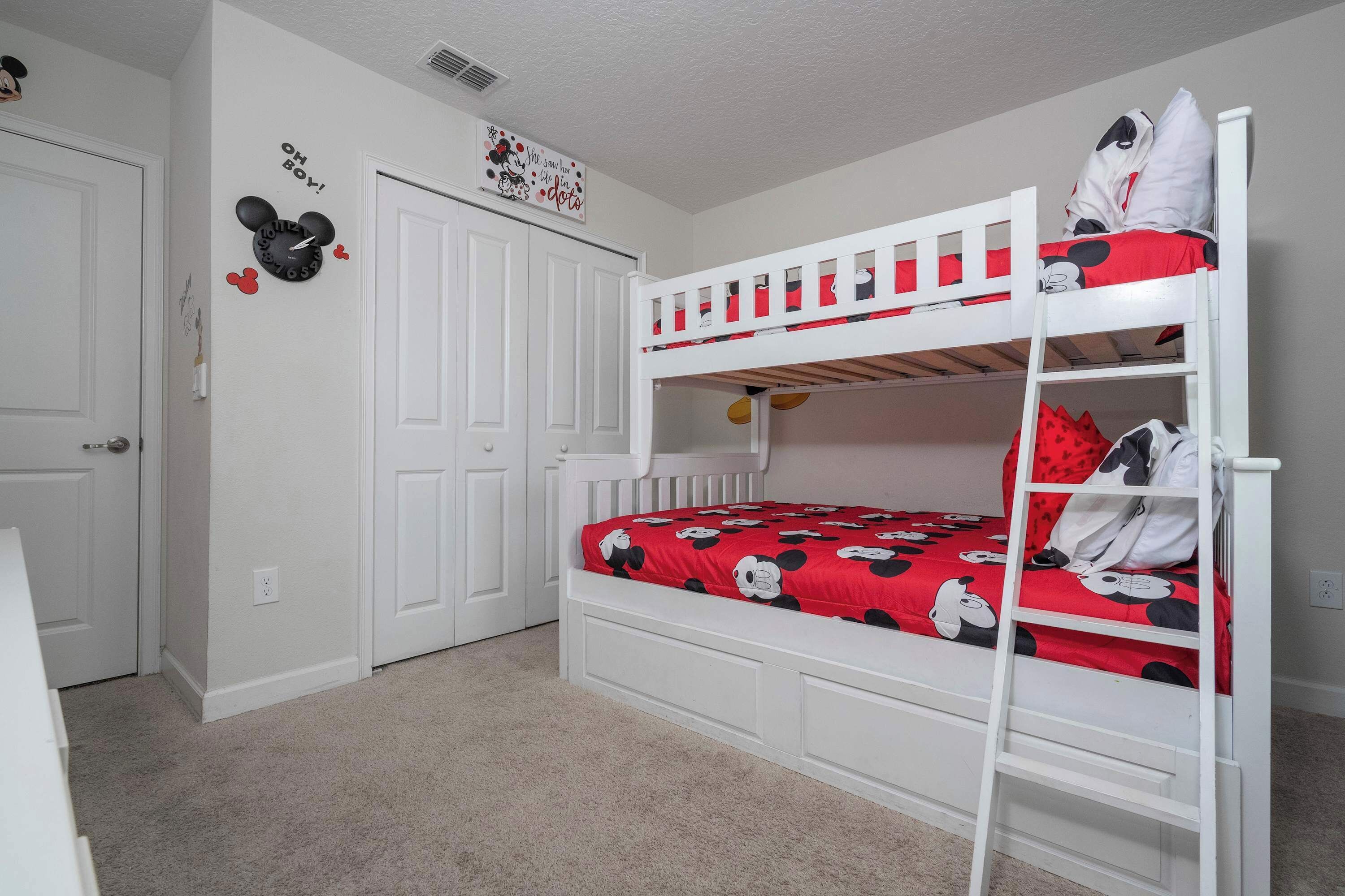 6 Schlafzimmer, Schreibtisch, Bügeleisen/Bügelbrett, Reisekinderbett