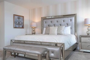 6 chambres, bureau, fer et planche à repasser, lit de bébé portatif