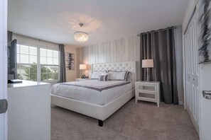 6 Schlafzimmer, Schreibtisch, Bügeleisen/Bügelbrett, Reisekinderbett