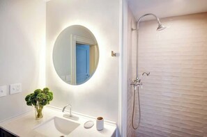 Shower, hair dryer - Jefferson Guest House | Entirely Renovated (Charlottesville)