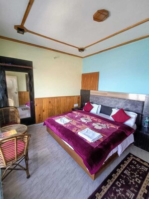 Deluxe-Doppelzimmer, Terrasse, Bergblick | Schallisolierte Zimmer, kostenloses WLAN