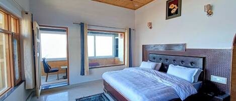 Premium-Doppelzimmer, Terrasse, Bergblick | Schallisolierte Zimmer, kostenloses WLAN