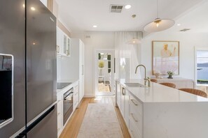 Een koelkast, een magnetron, een oven, een kookplaat