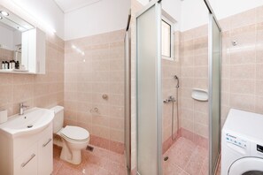 Bruser, hårtørrer, håndklæder, Sæbe