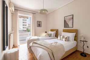 3 habitaciones, escritorio y tabla de planchar con plancha 