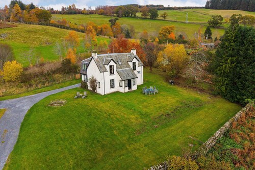 Milton of Tullypowrie Cottage -  a cottage that sleeps 8 guests  in 4 bedrooms