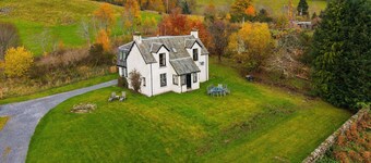 Milton of Tullypowrie Cottage - a cottage that sleeps 8 guests in 4 bedrooms