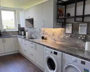 Jääkaappi, mikroaaltouuni, astianpesukone, syöttötuoli