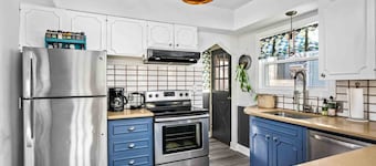 Charming Updated Inner Southeast Portland Home, Pet Friendly, Fenced Backyard, Close to Everything