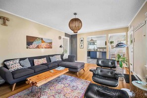 TV connectée, baby-foot, livres