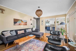 TV connectée, baby-foot, livres