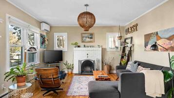 TV connectée, baby-foot, livres