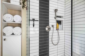 Shower, hair dryer, towels, shampoo - Charming Updated Inner Southeast Portland Home, Pet Friendly, Fenced Backyard, Close to Everything (Portland)