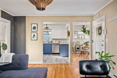 Charming Updated Inner Southeast Portland Home, Pet Friendly, Fenced Backyard, Close to Everything