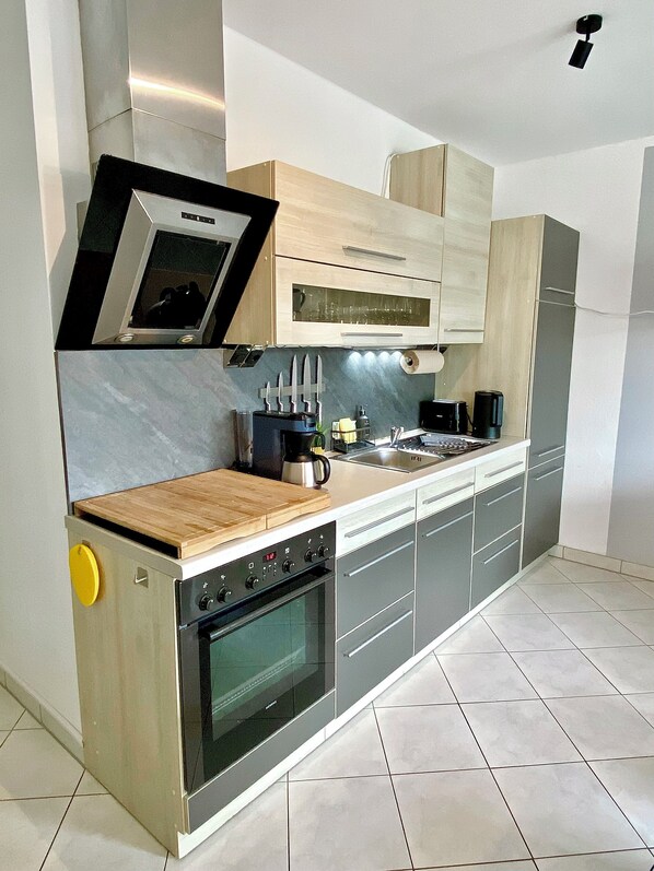 Fridge, microwave, oven, stovetop - Apartment 60sqm with balcony and mountain view (Rimsting)