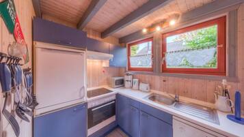 House | Dapur peribadi | Cerek elektrik, pembakar roti, kerusi tinggi