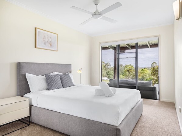 6 bedrooms, desk, WiFi, bed sheets