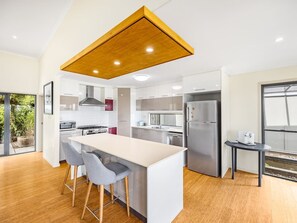 Een koelkast, een magnetron, een oven, een kookplaat