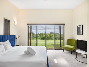 6 bedrooms, desk, WiFi, bed sheets