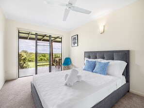 6 bedrooms, desk, WiFi, bed sheets