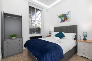 2 habitaciones, escritorio, tabla de planchar con plancha y wifi gratis 