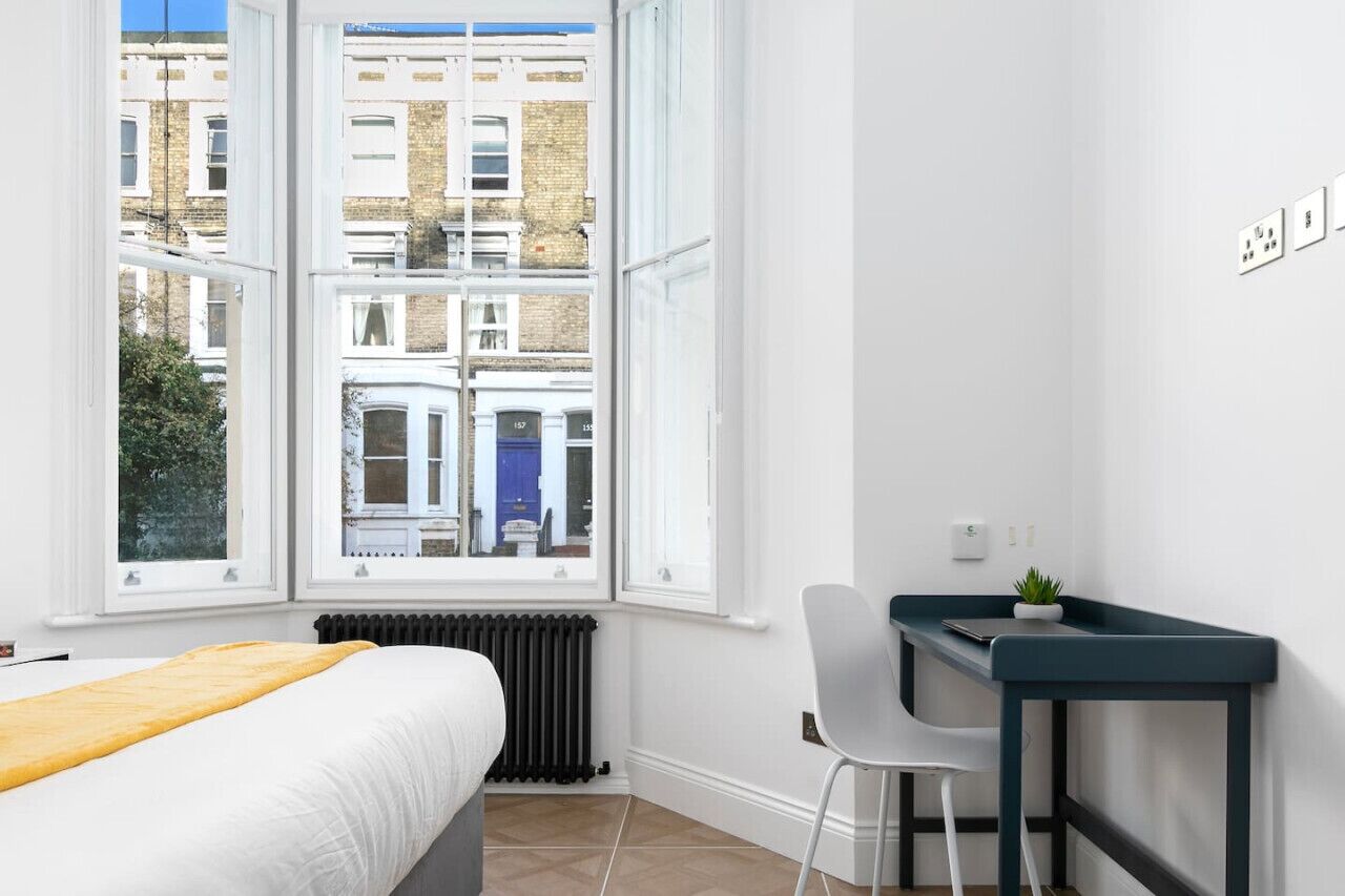 2 bedrooms, desk, WiFi