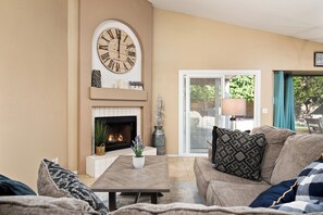 スマートテレビ、暖炉、書斎 / ワークスペース