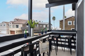 Outdoor dining - Shelly by AvantStay | Steps to the Beach | Deck w/ Ocean Views | 5BDR (Newport Beach)