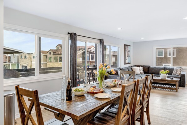 Dining - Shelly by AvantStay | Steps to the Beach | Deck w/ Ocean Views | 5BDR (Newport Beach)
