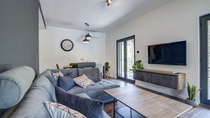 TV - Casa Verde with pool&whirpool by Villas Guide (Gornji Zagon)