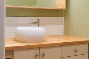 Douche, sèche-cheveux, serviettes fournies