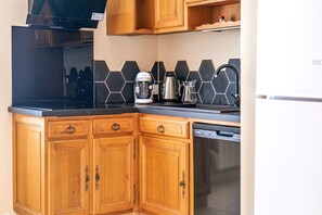 Kühlschrank, Mikrowelle, Ofen, Geschirrspüler