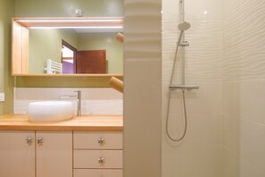 Dusche, Haartrockner, Handtücher