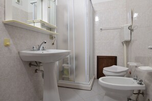 Dusche, Haartrockner, Bidet