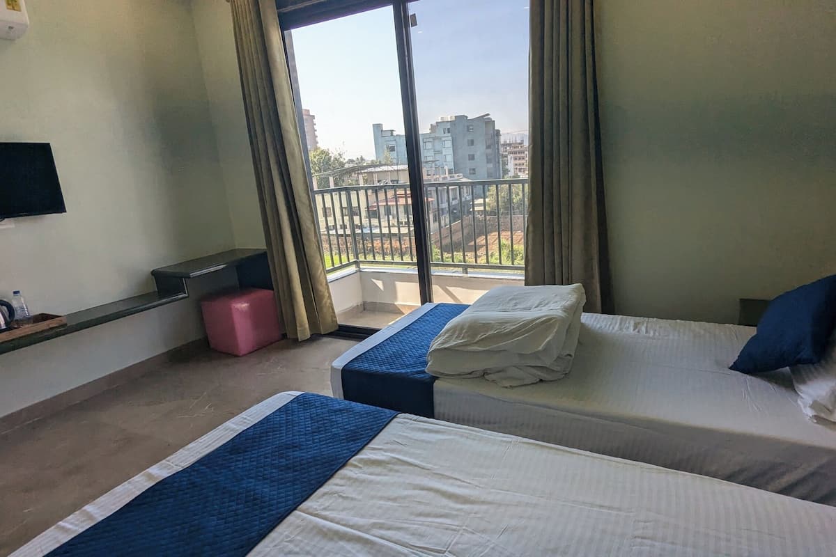Twin Bed Room | Desk, soundproofing, free WiFi, bed sheets