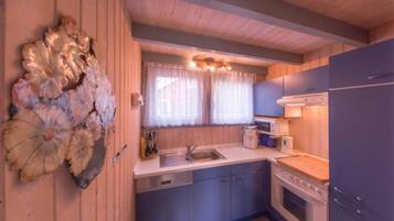 House | Private kitchen | Electric kettle, toaster, highchair