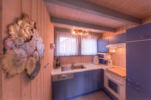 Tetera/pava eléctrica, tostadora, silla alta para bebés