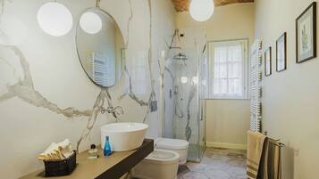 Douche, sĂšche-cheveux, bidet
