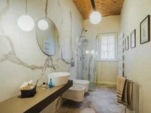 Shower, hair dryer, bidet - Villa / Independent home in Pistoia with 5 bedrooms sleeps 10 (Pistoia)